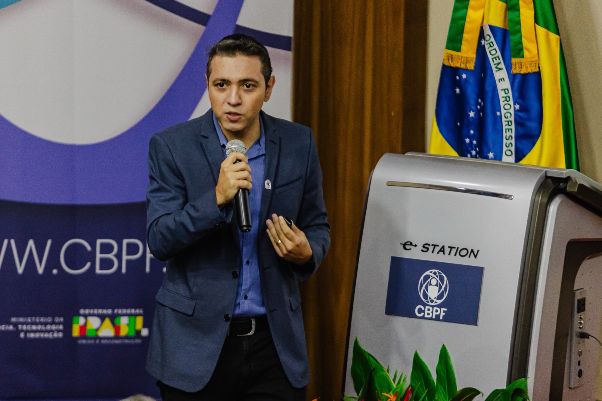 Clécio R. De Bom dando una charla en el CBPF