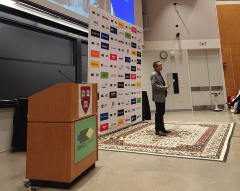Profesor del CBPF es premiado en Harvard y el MIT defendiendo la ciencia básica y la inteligencia artificial como pilares de la transformación