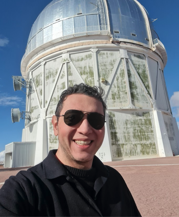 Clécio R. De Bom davanti a un osservatorio astronomico
